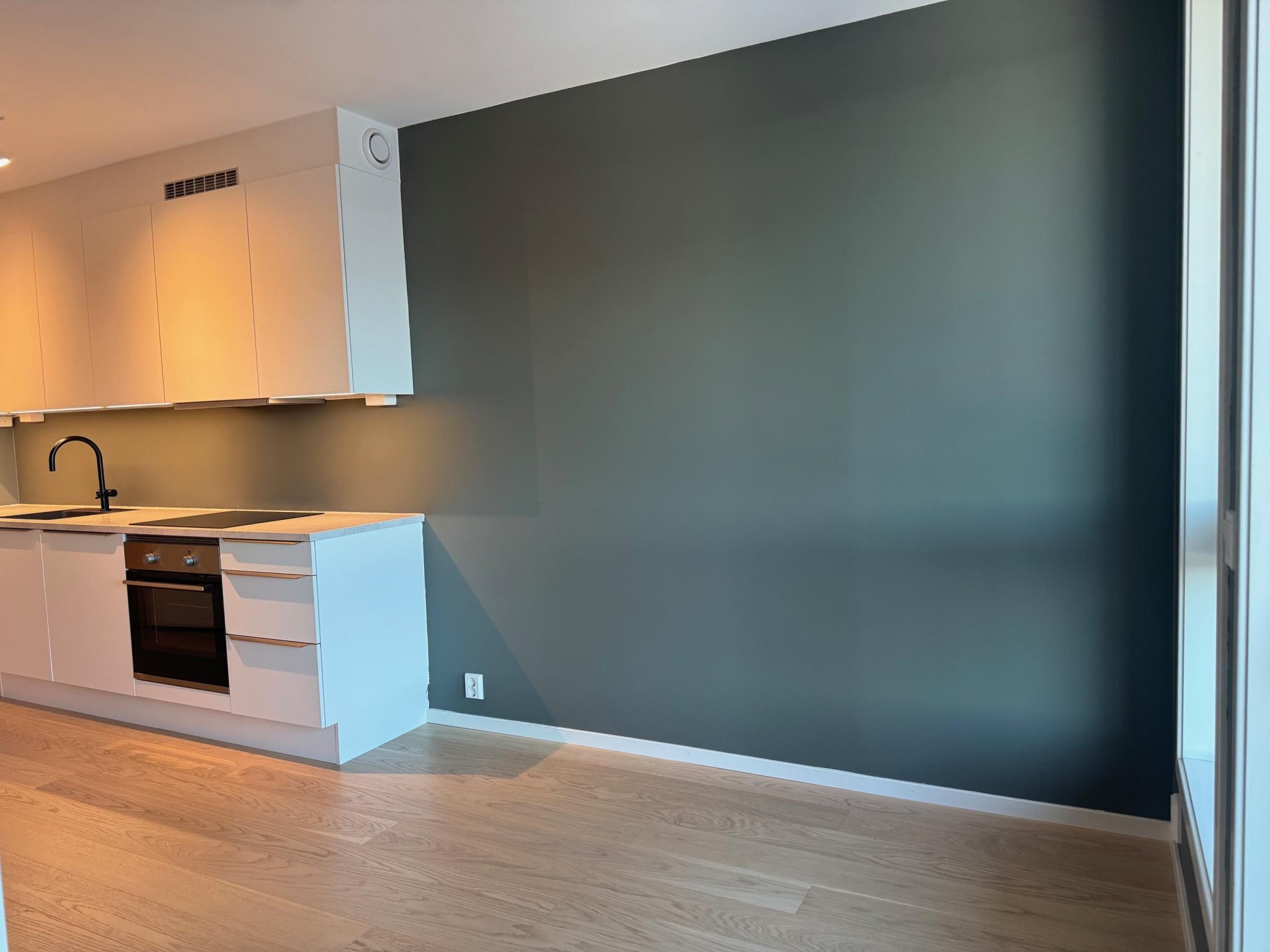 Det er varme i alle gulv og balansert ventilasjon i leiligheten.